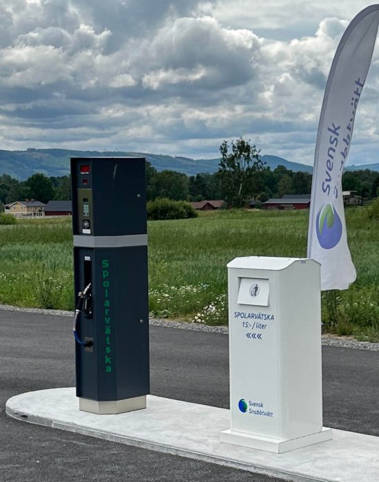 Bild på spolarvätskeautomat och en papperskorg vid biltvätt i Borlänge.